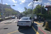 魂斷中秋節！保時捷撞雙載機車害撞桿　1死1傷
