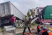 影/救不回！台南「大型車禍」1車遭撞進魚塭、駕駛慘死