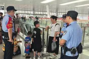 雙胞胎哥哥車站被人抱走母急尋　陸警方迅速破案揭開烏龍真相