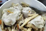 創意還是惡趣味？隔夜薯條泡酸辣湯餃掀網友熱議