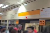 影/北捷台北橋站「異物卡車門」列車停擺　千名乘客擠月台
