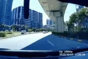 行車驚魂！機捷領航南路高架橋集水帶飛落砸車　幸無傷亡