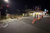 影/疑瓦斯外洩！台南「地面狂冒泡」飄異味　竟是水管破裂