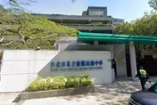 薇閣遭傳5男2女不當行為　警通知2人到案「身分疑校友」