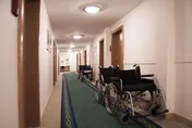 半夜吵鬧被綁輪椅上…上海養老院6旬翁擅自燒繩殞命
