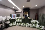 影/顏正國靈堂直擊！白色蝴蝶蘭相伴　粉絲到場弔唁