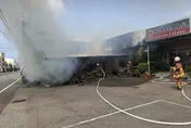 影/彰化香鋪倉庫竄濃煙　消防急灌救