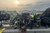 影/彰化聯結車猛撞停等紅燈大貨車！　車頭噴飛、駕駛受困救出