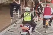 影/北市街頭驚見蜘蛛人騎Ubike　警攔車盤查