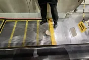 影/捷運新埔爆意外！洞洞鞋卡電扶梯　4人摔成一團