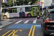 駕駛注意！馬路驚現「藍色大方格」　交通局揭正解：行人至上