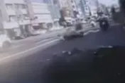千鈞一髮！台中機車追撞　行人神級反應閃過飛來橫禍