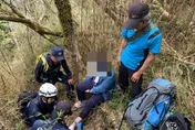 夫妻攀登阿里山　妻摔倒腳踝脫臼、消防人員背下山送醫