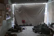國軍支援救災累癱躺地睡！　屋主貼心蓋簾：讓大家睡個好覺
