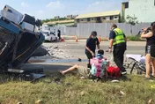 影/出事瞬間！台中向上路「砂石車慘翻」司機慘變血衣男