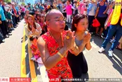 影/白沙屯媽祖赴竹北贊境！「粉紅超跑」停駕吊車大王豪宅賜福
