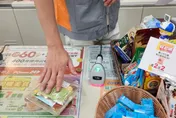 韓妞變身乞丐超人！超商買沙拉遭店員攔截：再3分鐘要打折了