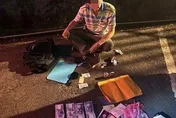 影/中和63歲車手見警「32萬贓款」丟路邊　一查是通緝犯