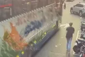影/遊覽車「亂入」基隆廟口卡住！　警：該路段未禁行大客車