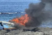 澎湖吉貝海邊廢棄漁船莫名起火　燒到剩骨架原因待查