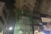 影/火光沖天！台南歸仁民宅頂樓佛堂起火　居民嚇壞急報案無傷亡