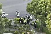 影/嚇壞！嘉義醉漢「持刀揮舞」鬧遶境　警到場制伏