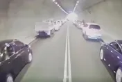國道火燒車消防車趕現場　隧道內「摩西分海」壯觀畫面曝