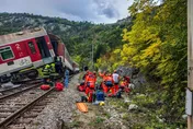 斯洛伐克驚傳火車對撞！車輛脫軌翻覆山坡　至少66傷