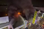 影/台南凌晨汽修廠惡火！3棟店面狂燒　69歲翁受困驚險獲救