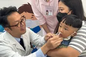 小孩最怕打針？北醫推「鼻噴式流感疫苗」自費1800元