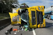 國1北向湖口段「貨櫃車擦撞轎車」翻覆　一度回堵5公里