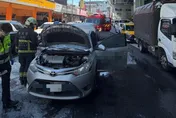 中和爆行車糾紛！騎士「丟鞭炮」釀火燒車　駕駛燒燙傷