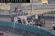 影/國道3號再爆噩耗！烏日段「大車翻覆小車撞爛」傷亡不明