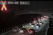 影/週末下班噩耗！國3台南關廟段「追撞紫爆通通卡住」