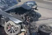 影/高雄BMW撞分隔島「車頭全毀」　傷亡不明