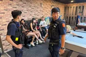 中壢140警雷霆除暴逮獲1馬籍車手 　長腿辣妹超吸睛