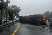 影/豪雨肆虐災情不斷！台62線瑞芳段砂石車翻覆　2人緊急送醫