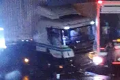 影/風神再釀災！台2線「落石群砸爛貨車」驚悚直擊