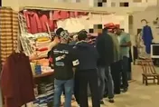 影/語言不通勸不住！外籍旅客壽衣當唐裝買　陸店家1舉動解圍