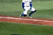 MLB/「春天哥」一棒拯救加拿大！　三分砲助藍鳥逆轉晉級世界大賽