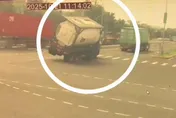 影/直擊！高雄小港化學槽車過彎失控　「離心力拋飛」翻覆