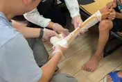 我的「腳腳」被沖走了！光復災區8歲童失去矯具　門諾團隊趕工打造