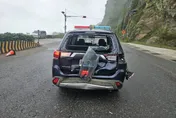 天雨路滑？瑞芳警車停等紅燈遭曳引車追尾　車尾全撞爛