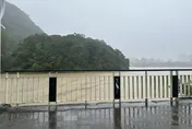 影/「風神」硬灌！北市大湖公園「水快滿出來」驚人畫面曝