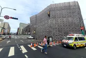 影/台中鷹架倒塌舖滿整條街道！6車遭波及1傷送醫