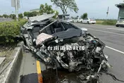 影/台南驚悚車禍！自小客「整片車頂削飛」　駕駛受傷送醫