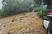 影/陽明山菁山路土石流！車輛遭波及　幸無人傷亡