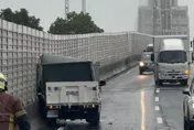 新北環快轎車連撞3車事故　3人受傷送醫