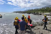 影/台東4衝浪客遭強風捲外海　消防、海巡聯手救援脫困