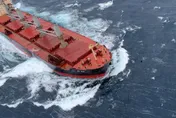 影/海上救援驚險瞬間！風浪達7米　海巡空勤冒險吊掛船員